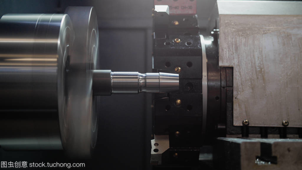 旋转的机制-自动机加工的金属,工业背景前, 视图