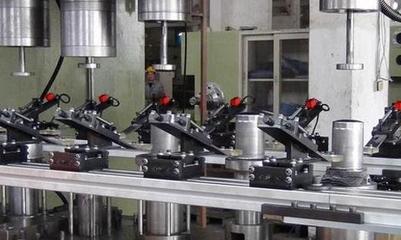 传统冲压线应用冲压机器人实现冲压自动化生产