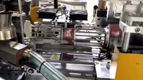 纸碗厂家生产的纸碗,从一张不起眼的纸张,在机械上加工成碗