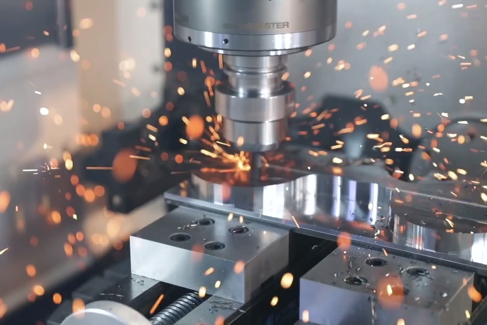 硬怼!火花四溅,疯狂的机械加工,这种刀具是什么级别的_凤凰网视频_凤