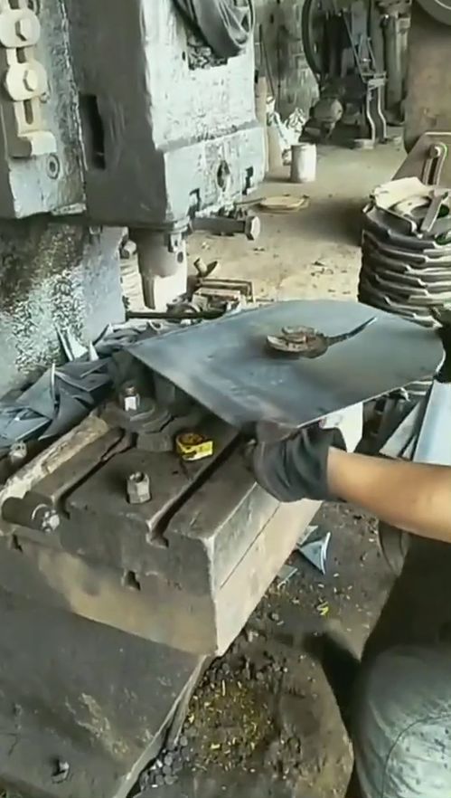 疯狂的机械加工过程 这巧妙的机器发明令人很满意