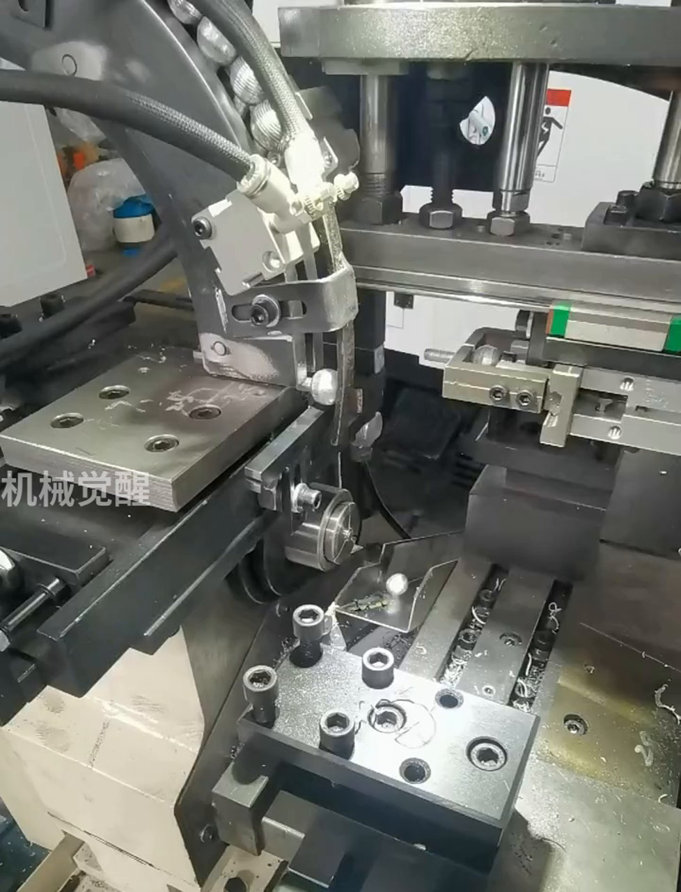 机械手臂来上下料,自动车床配上振动盘,车球头加工更高效