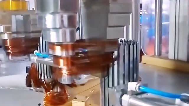 机器代替人工的时代已经来临,工厂里的机械加工铜线,比人工效率高很多倍