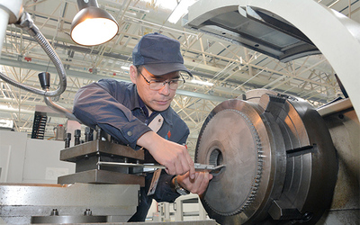 王英武:心手合一打磨“绝活儿”的航天工匠_新闻频道_央视网(cctv.com)